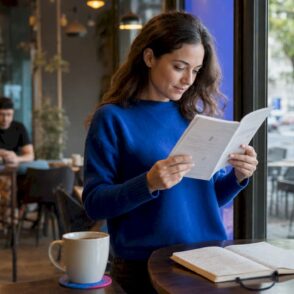 Een medewerker zit achter zijn bureau en volgt een training over SharePoint.