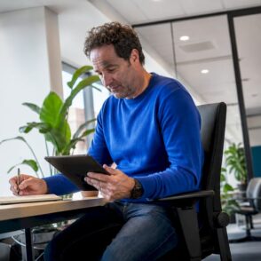 Man denkt na over de inrichting van een hybride werkplek op kantoor