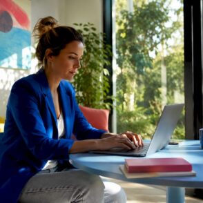 Een vrouw verdiept zich met volle aandacht in een Microsoft-leertraject.