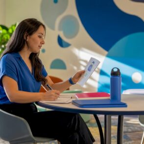 De IT-coördinator loopt de Office 365-licenties na op kantoor