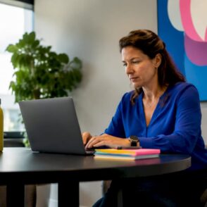 ICT-beheerder op school die verantwoordelijk is voor het aanmaken en beheren van gebruikersaccounts