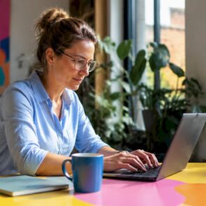 Een IT-consultant bezig met het inrichten van Microsoft 365
