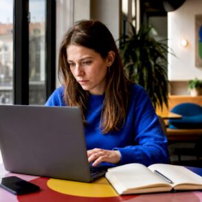 Vrouw werkt op een virtuele werkplek in de cloud