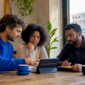 Een team dat samenwerkt met zowel digitale als traditionele middelen.