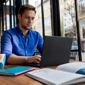 Man werkt aan een vergelijking van verschillende blogplatforms