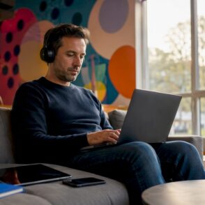 Man gebruikt digitale tools om samen te werken met collega's
