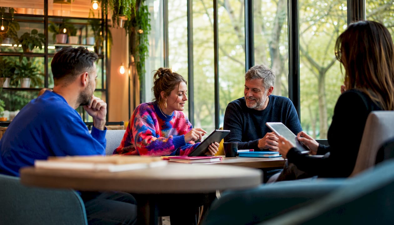 Medewerkers gaan actief met elkaar in gesprek tijdens een digitale training