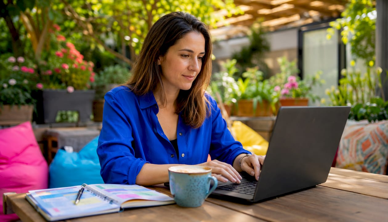Een vrouwelijke IT-consultant werkt op haar laptop in de Azure-cloud.