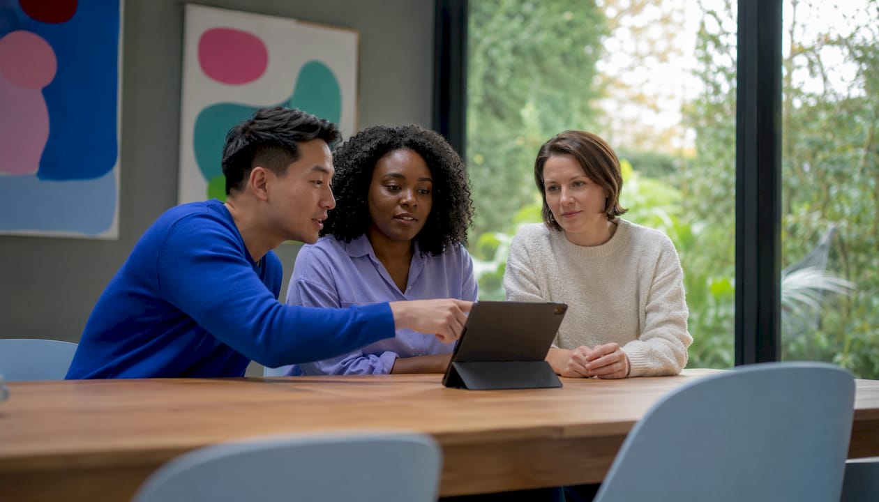 Het team buigt zich over de uitdagingen van digitale transformatie tijdens een overleg.