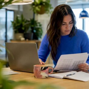 HR-medewerker verdiept zich in een gevorderde Excel-cursus