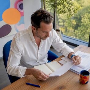 De projectmanager is verantwoordelijk voor het opstellen en uitvoeren van vernieuwingsplannen.