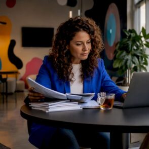 Een HR-manager die zich oriënteert op verschillende IT-trainingsmogelijkheden.