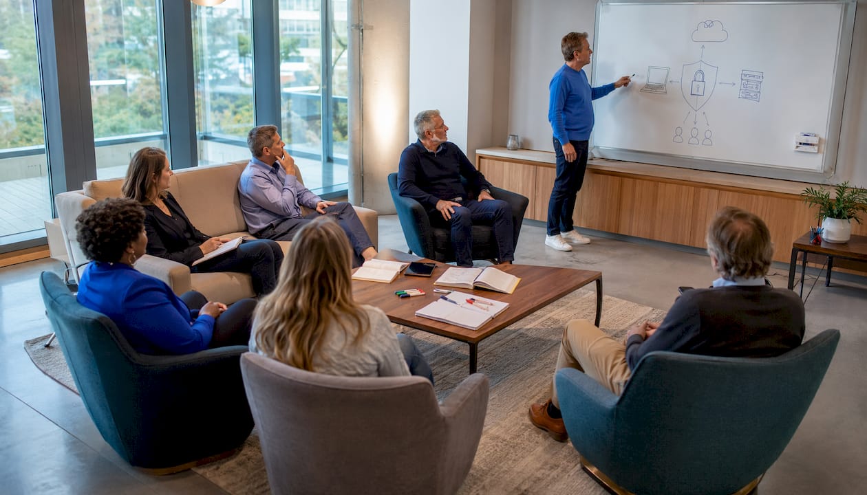 Medewerkers die deelnemen aan een training over bewustwording van informatiebeveiliging