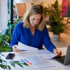 IT-manager onderzoekt verschillende IT-partners vanaf kantoor