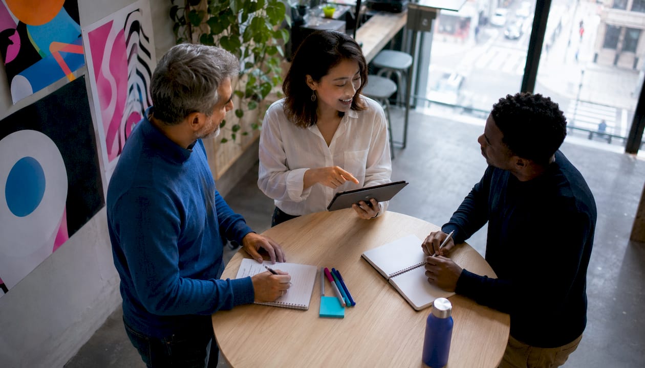 Leraren bespreken samen in het klaslokaal welke platform het meest geschikt is om te gebruiken.