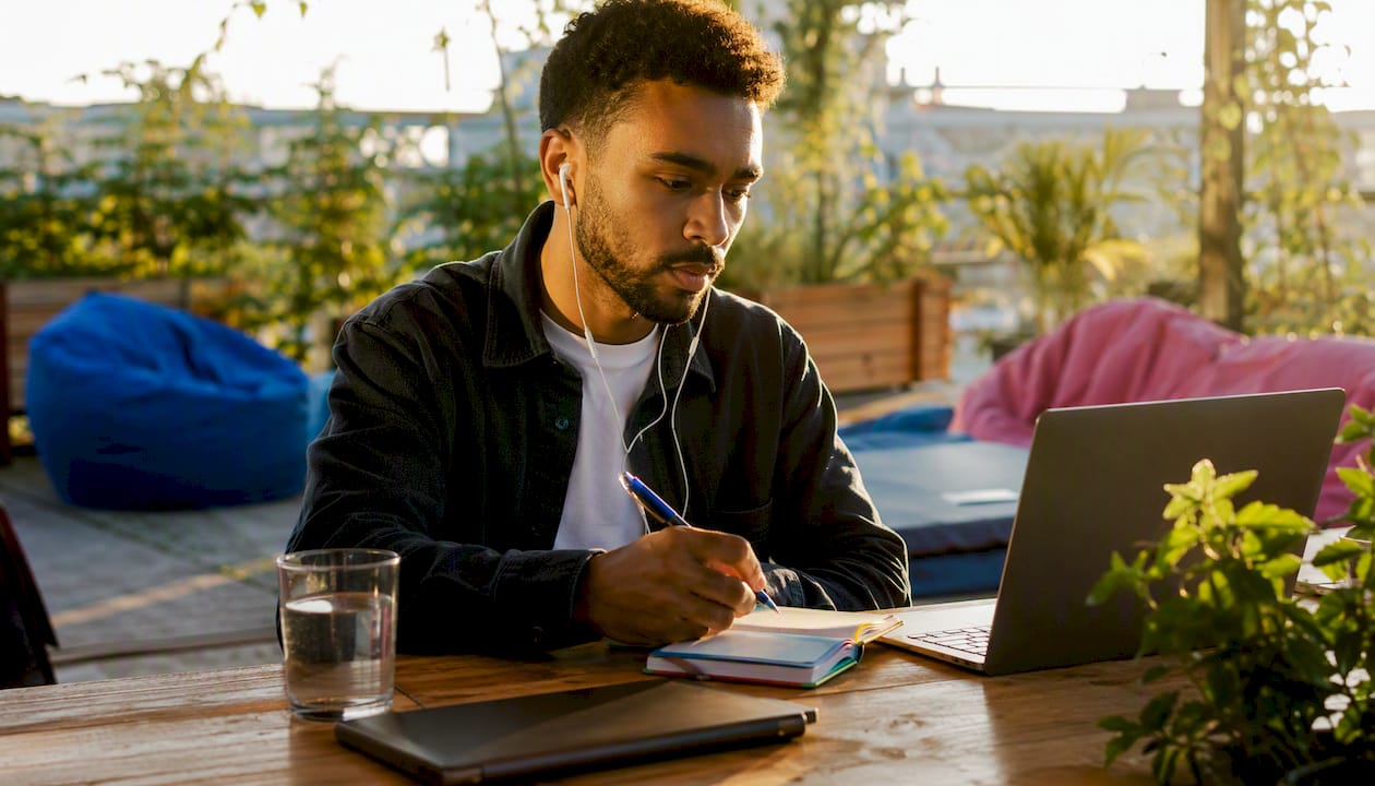 Man neemt deel aan een online overleg over het eigenaarschap van de IT-roadmap.