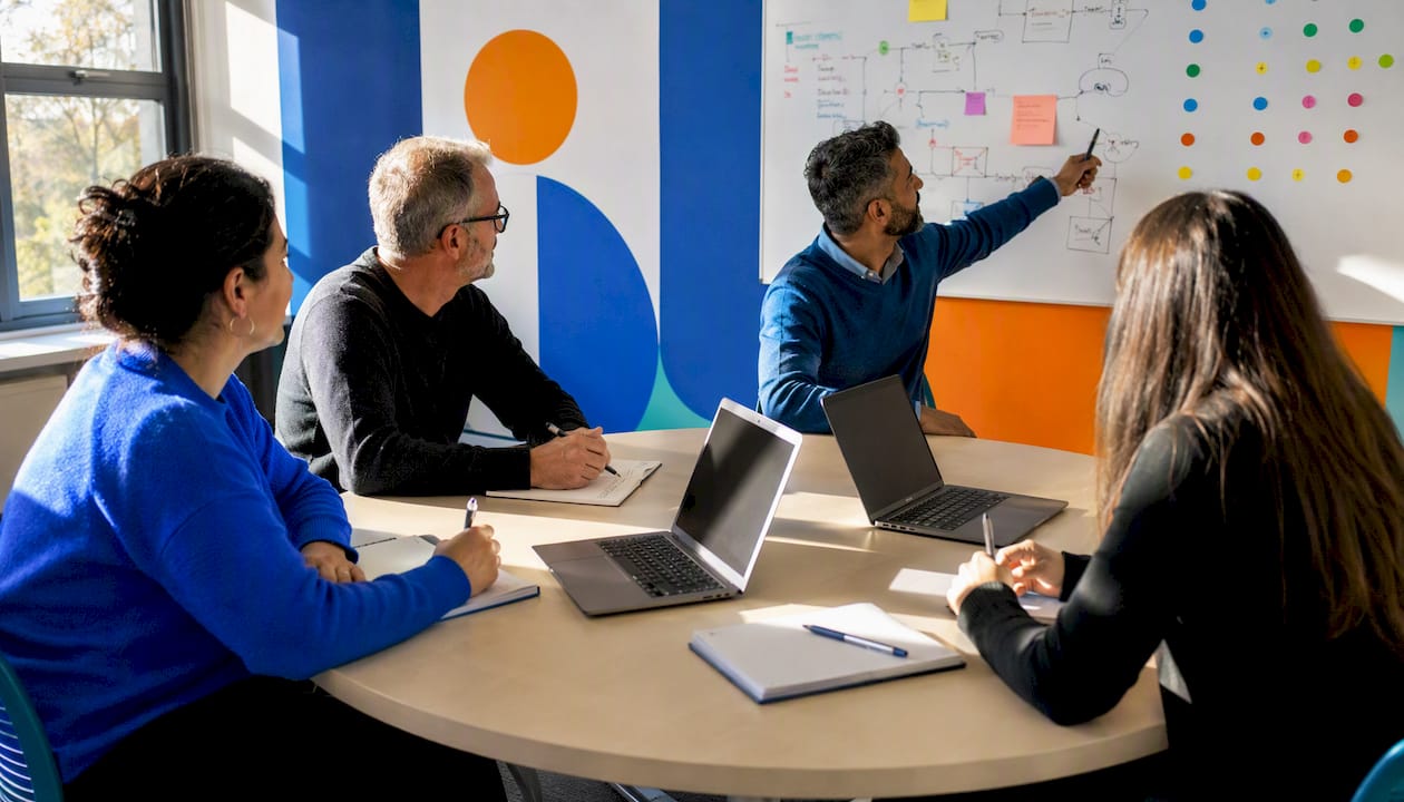 Docenten werken samen aan een plan voor de integratie van ICT in het onderwijs
